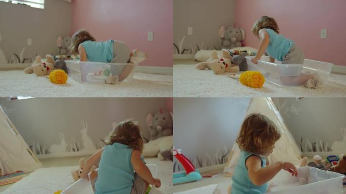 小女孩的慢动作进入带有玩具的塑料垃圾箱