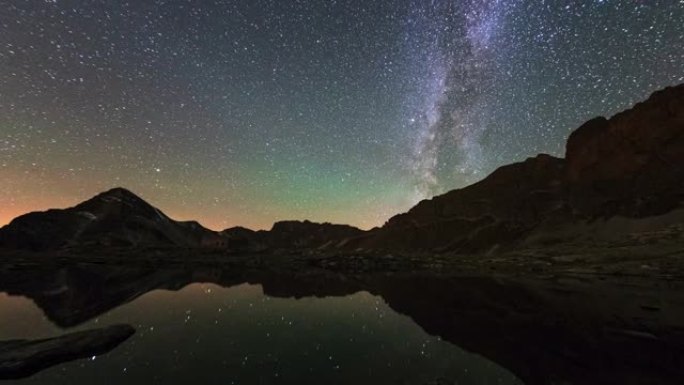 时间流逝: 银河系和恒星在雄伟的意大利阿尔卑斯山上自转