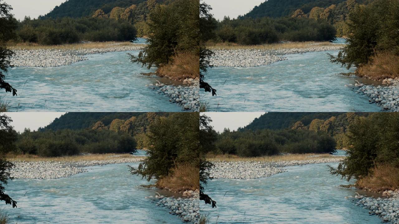 蓝色的河水逆流而上。山区河流快速流动。