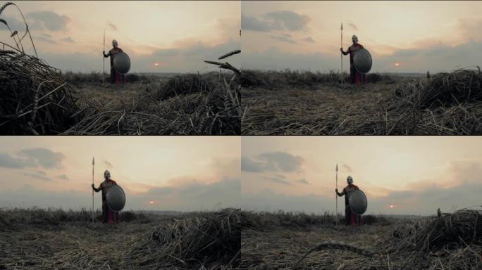 斯巴达人在干燥的田野里用长矛摆姿势。
