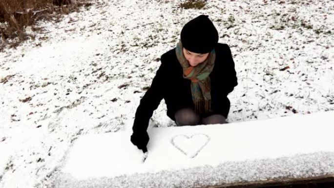 女人在雪地上画心俄罗斯雪景寒冷围巾