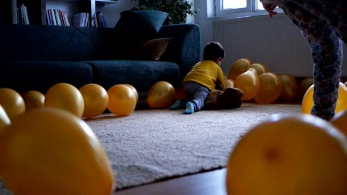 玩气球的男孩姐弟玩耍小朋友趴在地上