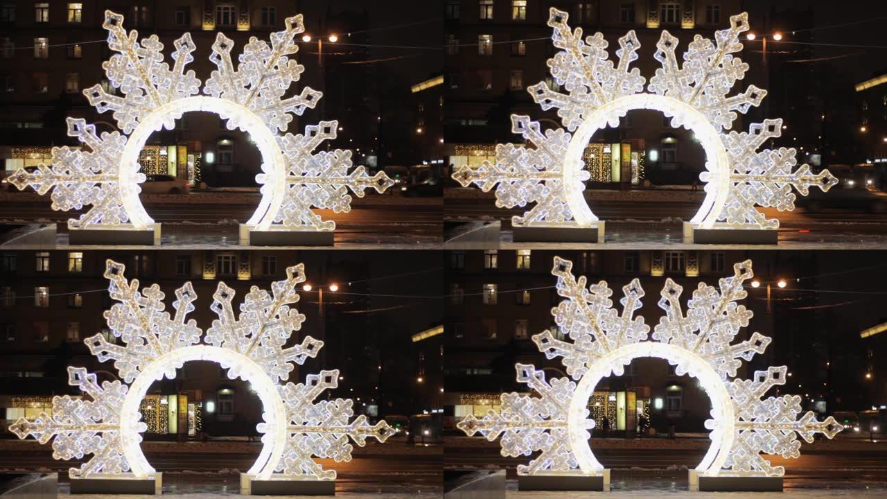 大型雪花装饰照亮了这座城市的美妙氛围