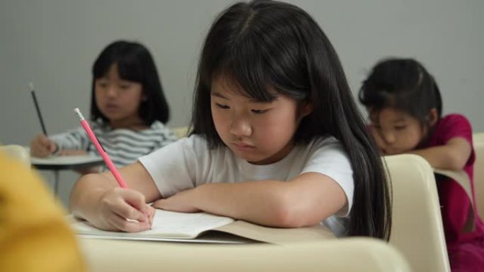 亚洲儿童对在学校的教室里学习懒惰和困倦不感兴趣。教育概念。