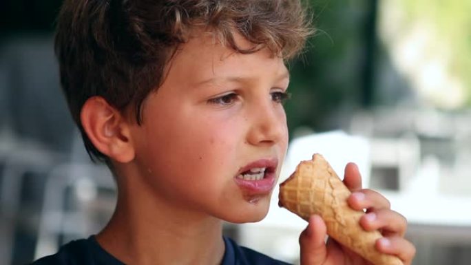 小男孩吃甜点巧克力冰淇淋。吃冰淇淋的孩子