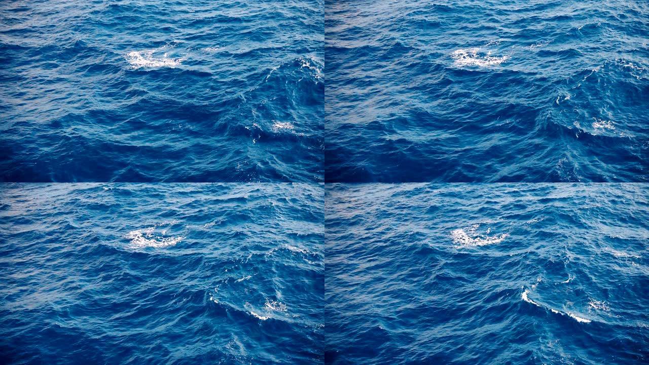 在受干扰的海洋水面上慢动作，可循环。电影学分或介绍的令人印象深刻的背景