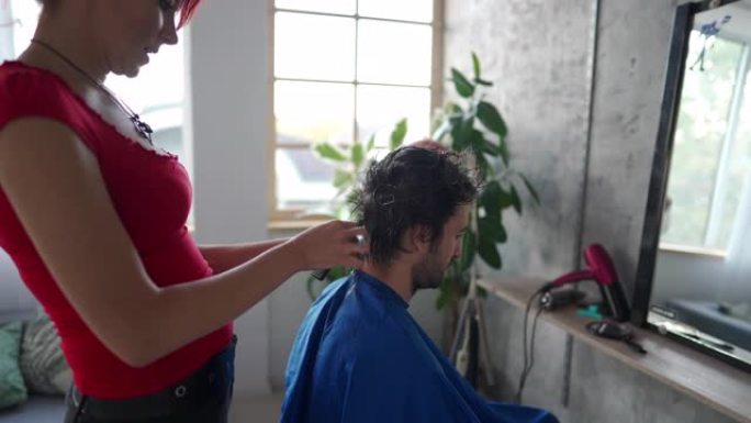 女理发师在沙龙修剪客户的头发