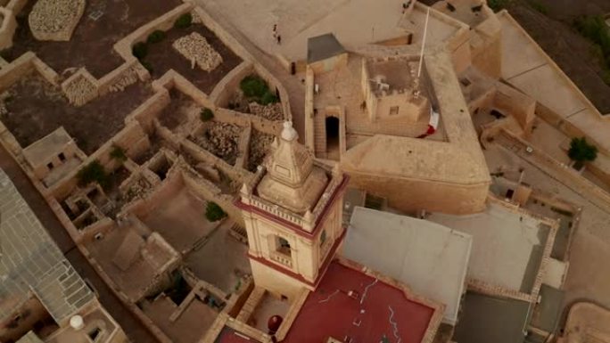 马尔他岛上戈佐城堡堡垒遗址，塔为美丽的沙棕色，空中鸟瞰图向右滑动