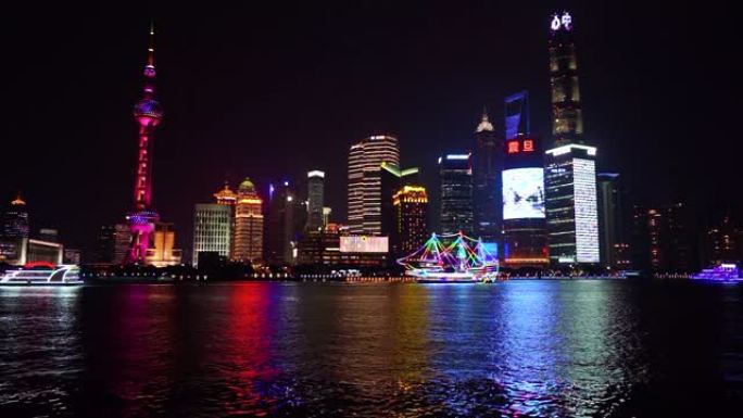 彩虹船漂浮在中国上海天际线前。