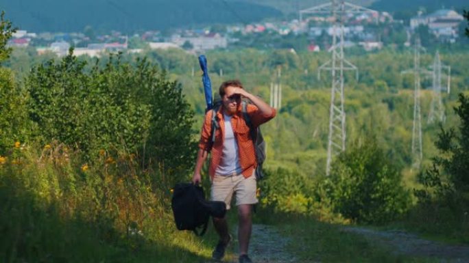 年轻的旅行者，背着大背包在森林里散步