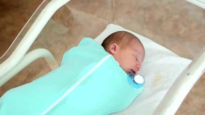 新生儿男婴在妇产医院安睡
