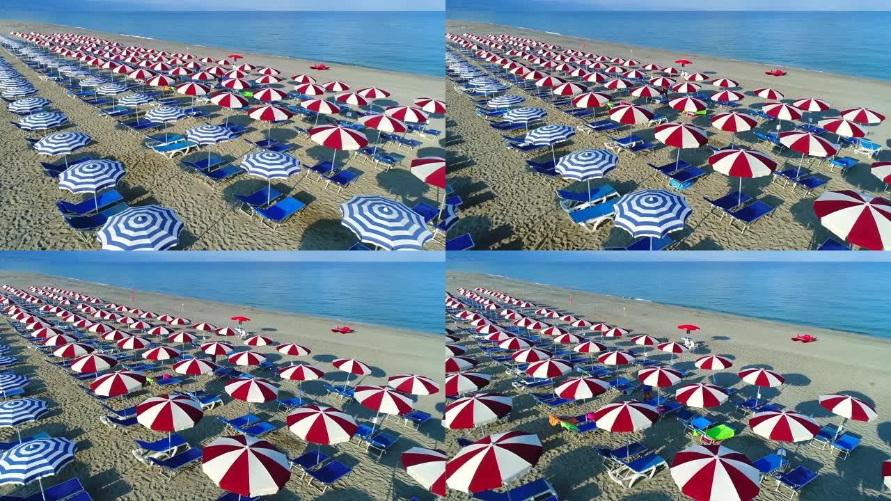 遮阳伞的鸟瞰图，设备齐全的海滩
