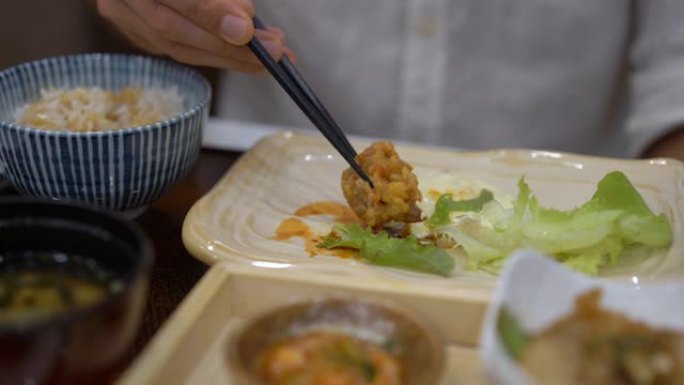 一个年轻人在日韩咖啡馆吃亚洲食物的慢动作镜头