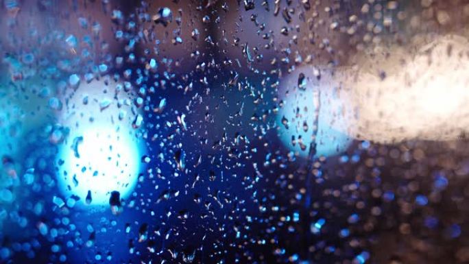 窗户玻璃上的蓝色雨滴