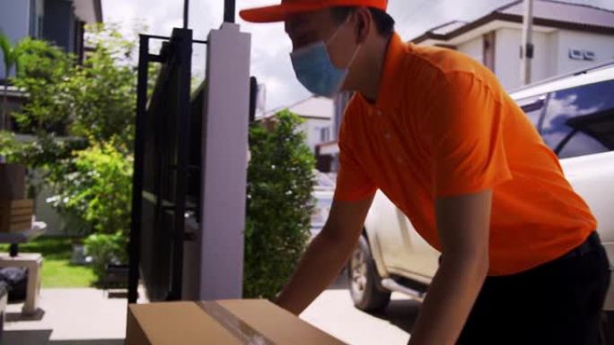 亚洲送货员携带纸质包装箱送货给女顾客。