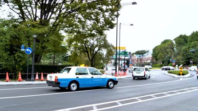 一辆白色出租车在东京的街道上行驶