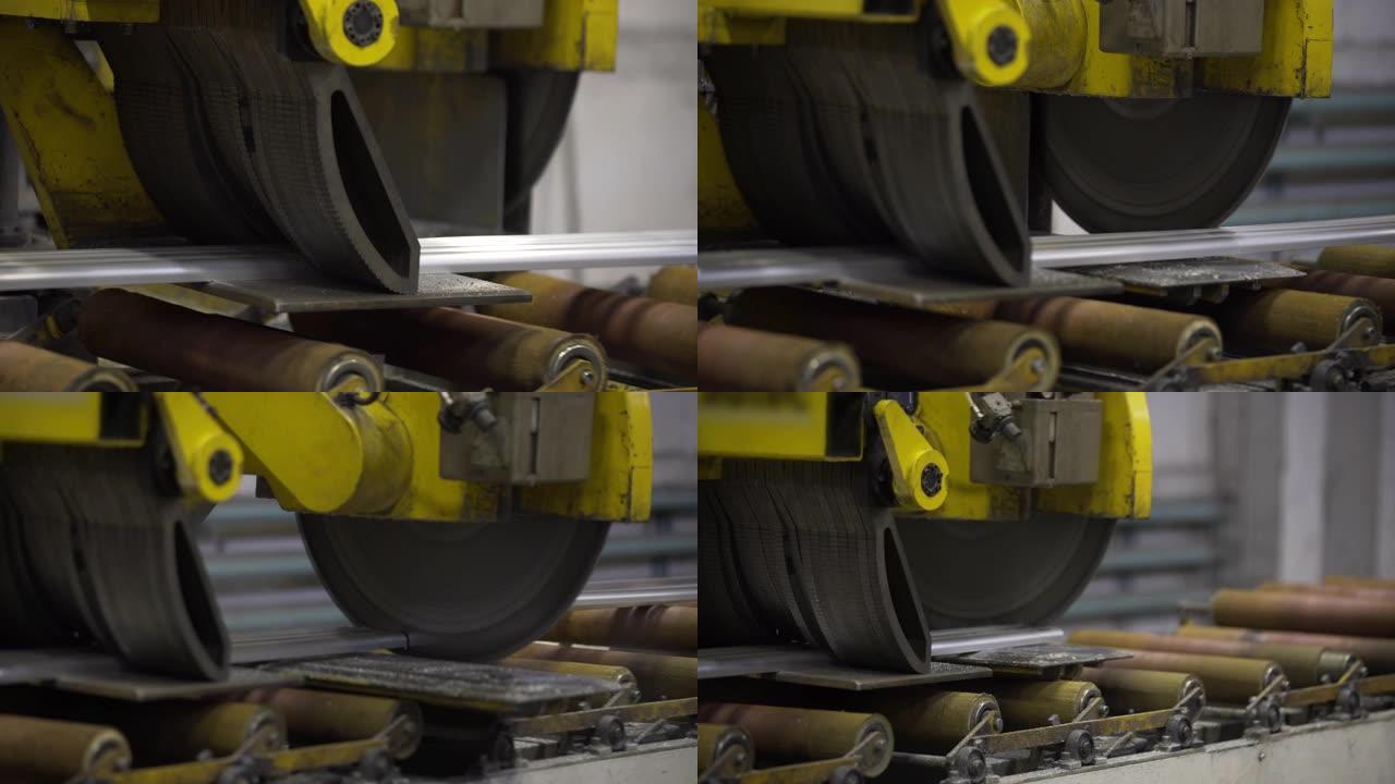 在制造中使用机器人圆锯切割铝型材的关闭。铝门窗制造。