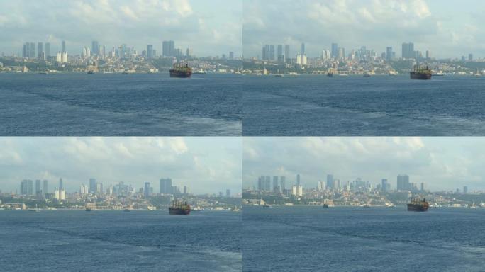 在伊斯坦布尔城市景观的背景下，博斯普鲁斯海峡入口处的货船