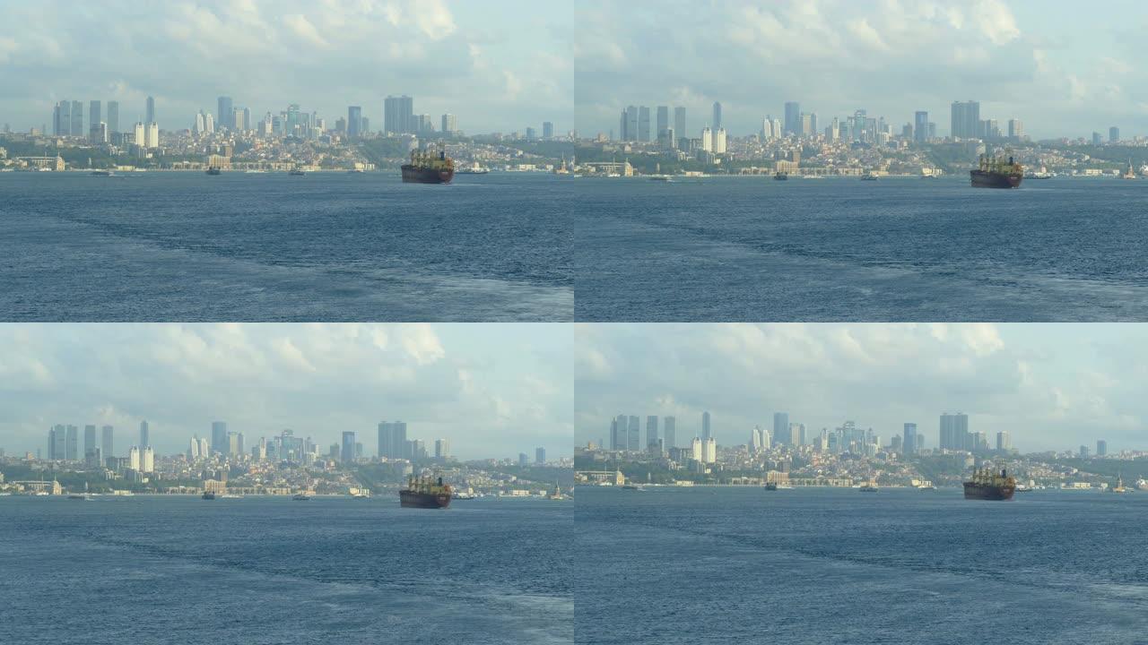 在伊斯坦布尔城市景观的背景下，博斯普鲁斯海峡入口处的货船