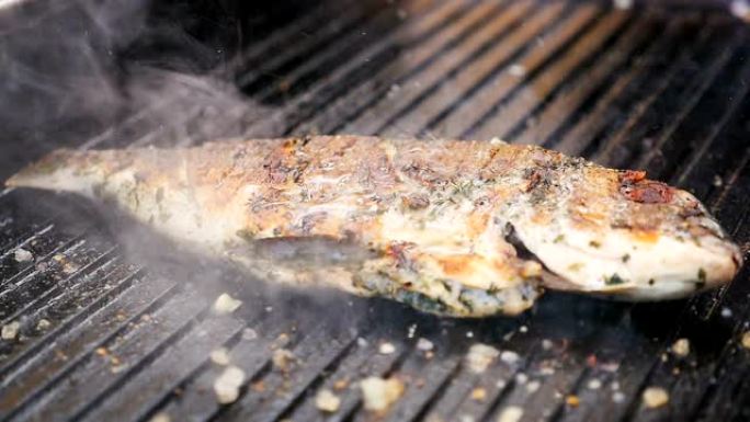 特写用调味料在烤架上油炸的美味新鲜鱼