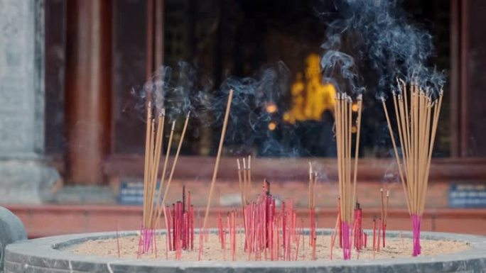 香烛的气味散布在佛教寺庙上