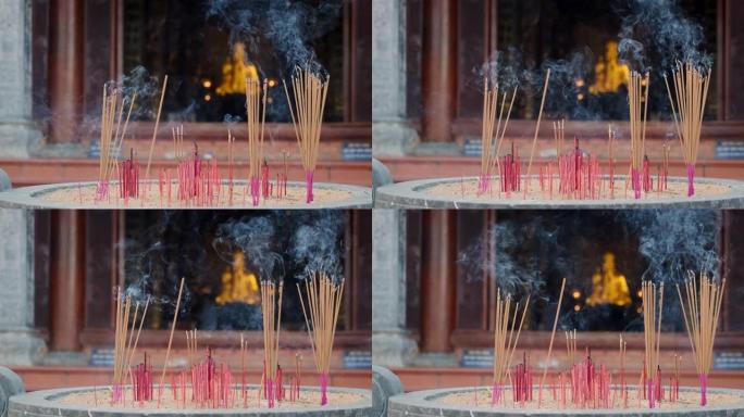 香烛的气味散布在佛教寺庙上