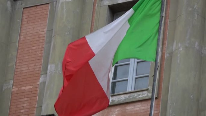 4K.随风飘扬的意大利国旗，位于那不勒斯但丁广场