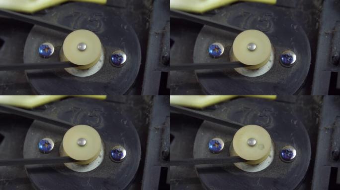 带有塑料皮带轮的电动机在橡胶带上旋转。