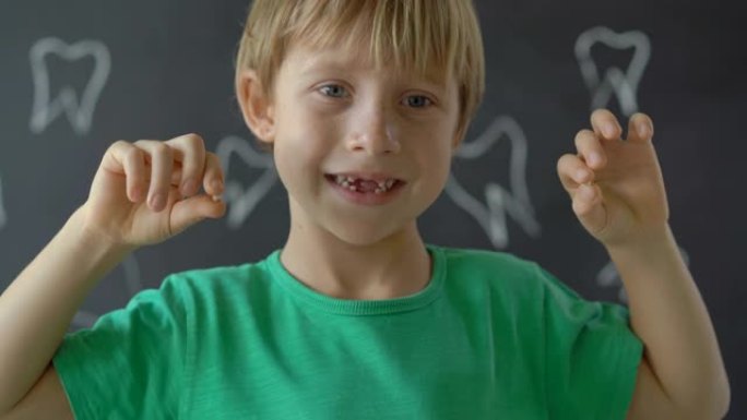 小男孩显示他的一些乳牙掉了出来。儿童牙齿变化的概念