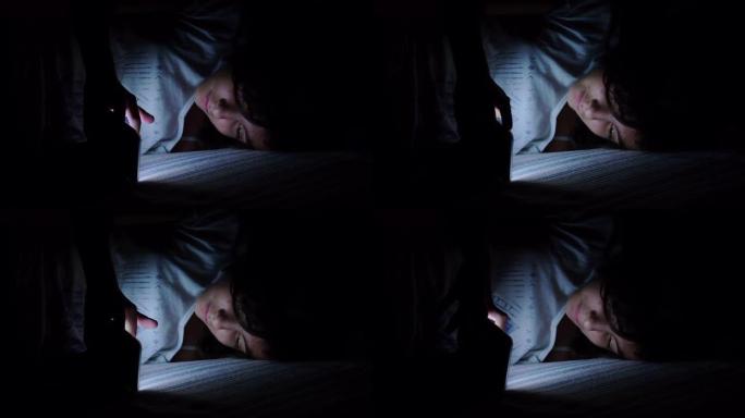 十几岁的女孩在沙发上放松与智能手机股票视频