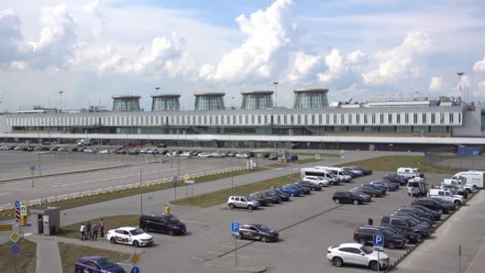 普尔科沃机场航站楼从街上看到门面，白天。