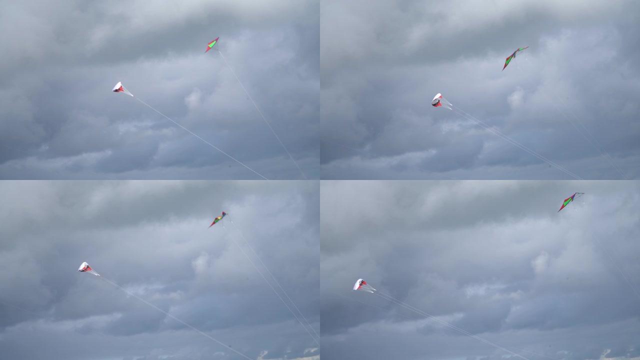 两只风筝从空中飞过