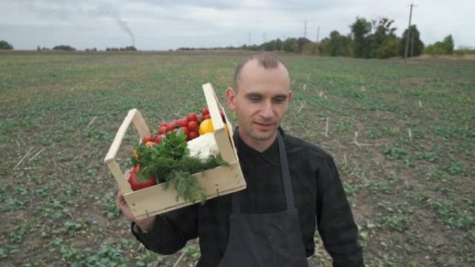 农民拿着一盒新鲜采摘的有机蔬菜