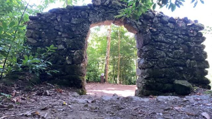 美丽，古老，森林中央的石拱门