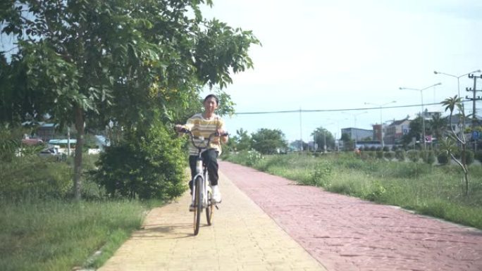 亚洲女孩早上骑自行车锻炼，生活方式理念。