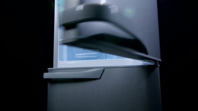 相机在关闭门的冰箱周围移动