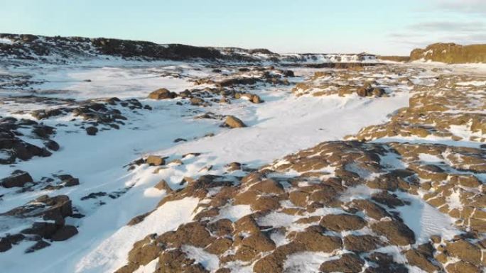 白雪覆盖的岩石。冰岛的空中冬季景观