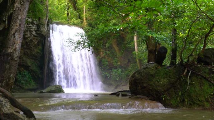 春天树木中的四面瀑布五颜六色的瀑布形成大自然中的山，美丽的春叶季节在泰国北碧府