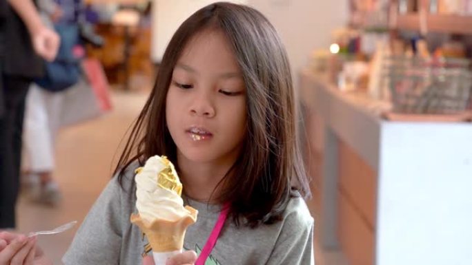 日本女孩正在金泽日本吃加黄金的冰淇淋。