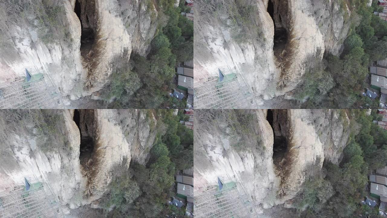 从山顶洞穴中出现了蝙蝠流的空中静态视图
