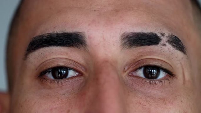 西班牙裔男子眼睛看着相机。南美拉丁裔特写脸