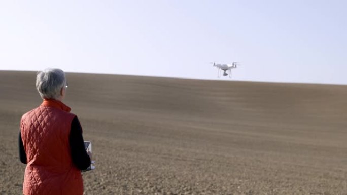 专业女性无人机飞行员操作相机无人机