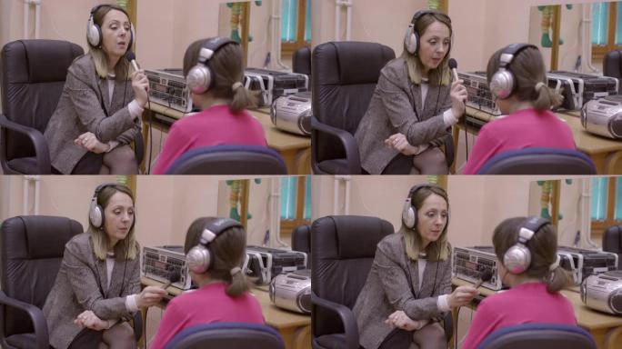 言语治疗师向音频实验室中的残疾女孩提供指导