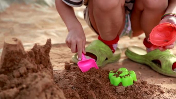 一个孩子在后院玩沙子的特写镜头