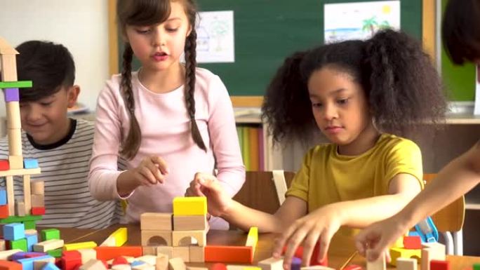 孩子们在教室里玩木块