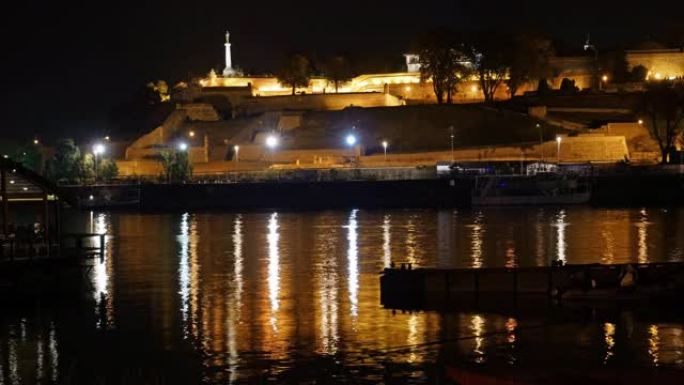 贝尔格莱德要塞Kalemegdan夜间时间流逝，河流上的水反射