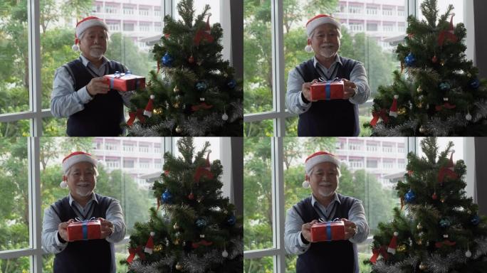 戴红帽子的资深老人送礼盒，在客厅说 “新年快乐” 和 “圣诞节”