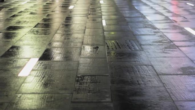 带地板照明的湿路面。背景纹理的反射
