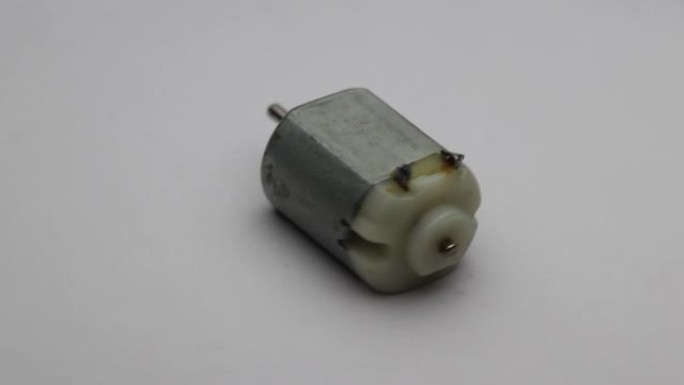 在白色背景上旋转的小型电子设备中使用的有刷型直流电动机