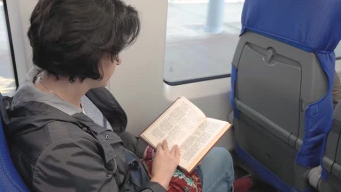 火车正坐在窗边，西安的女人正在看书，看着窗外